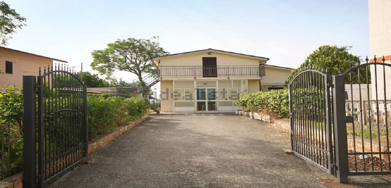 Villa in Civitaquana - view 1