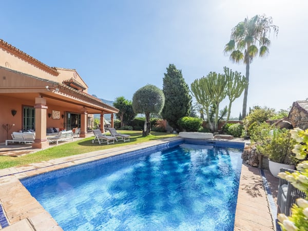 Villa in Nueva Andalucia - view 1