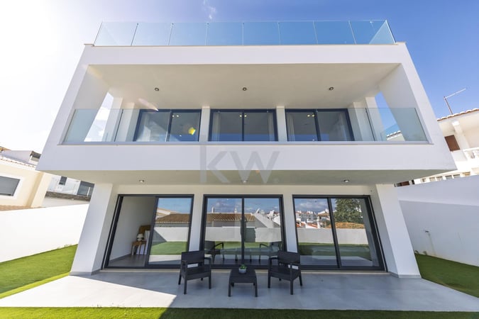 Villa in Lagos - view 1