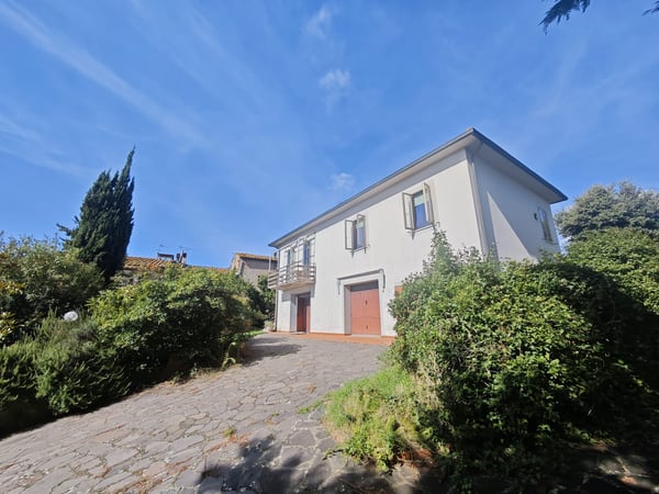 House in Volterra - view 1