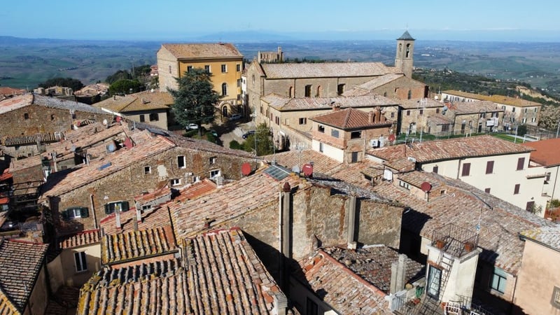 House in Volterra - view 1