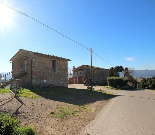 House in Pomarance - view 1