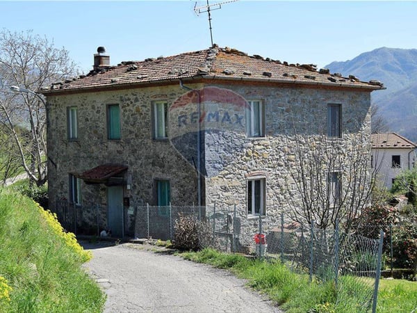 Villa in Bagni di Lucca - view 1