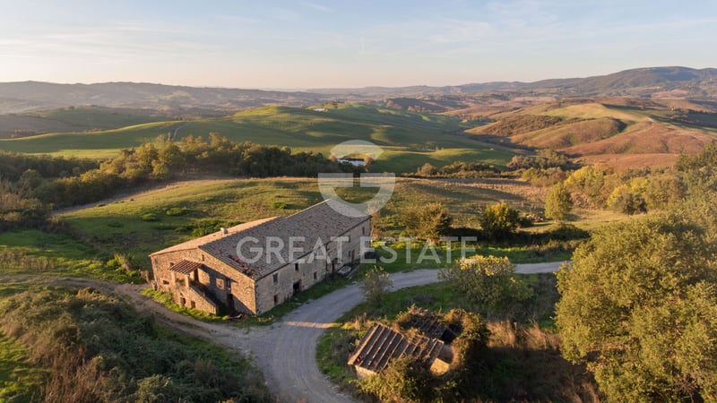 House in Radicofani - view 1