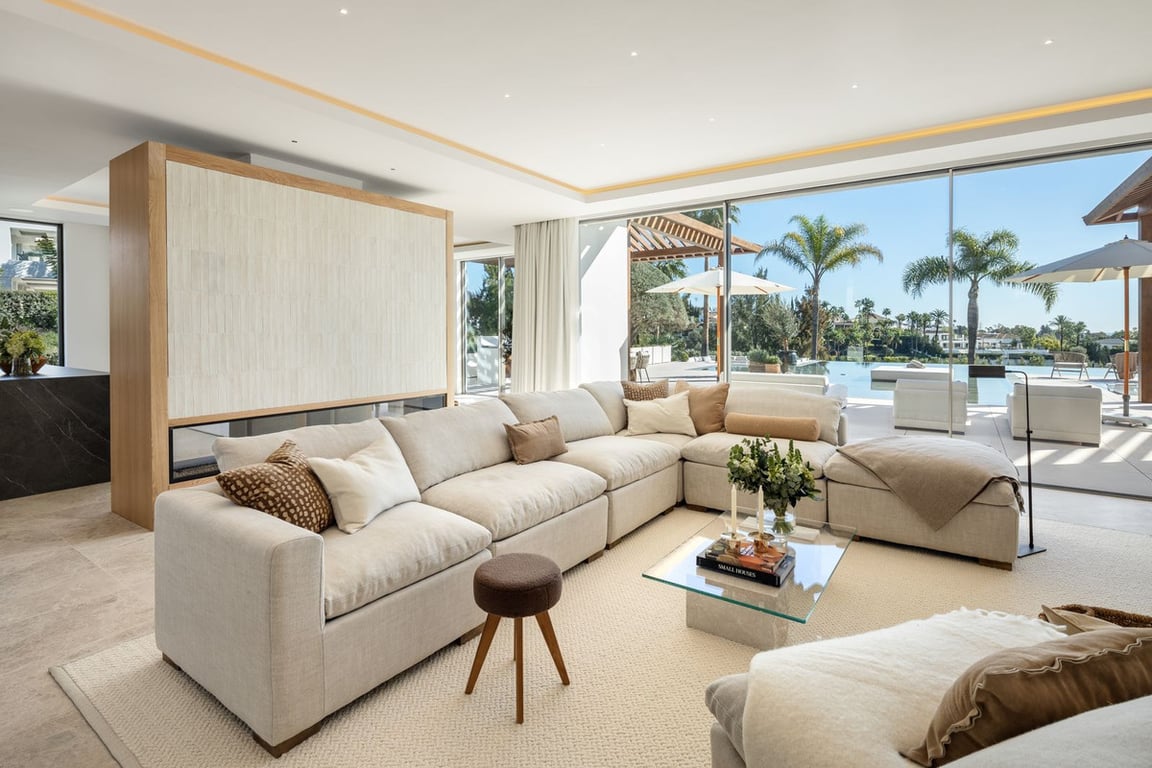 Villa in Nueva Andalucia - Image 2