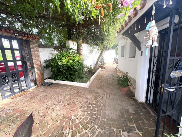 Villa in San Pedro de Alcantara - view 1