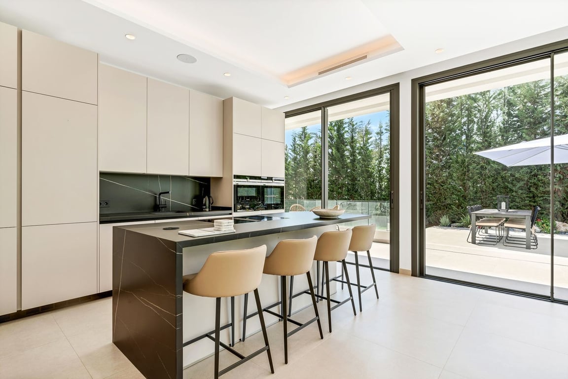 House in Marbella Del Este - Image 4