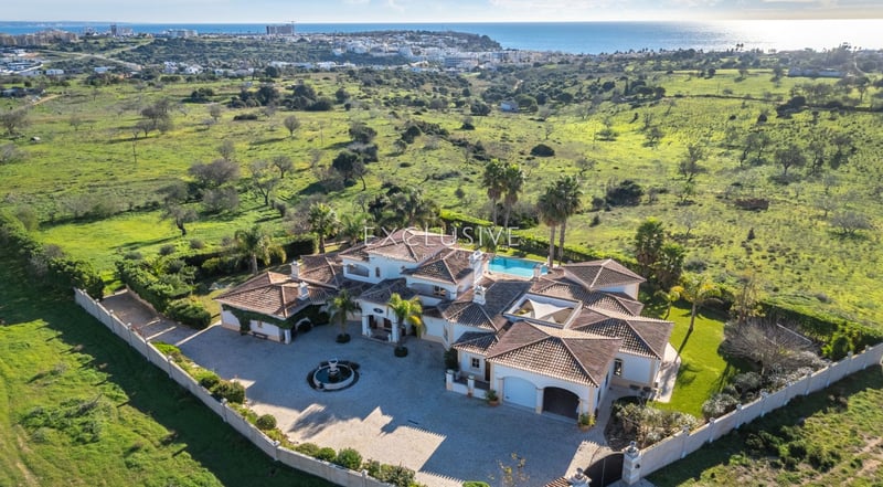 Villa in Lagos - view 1