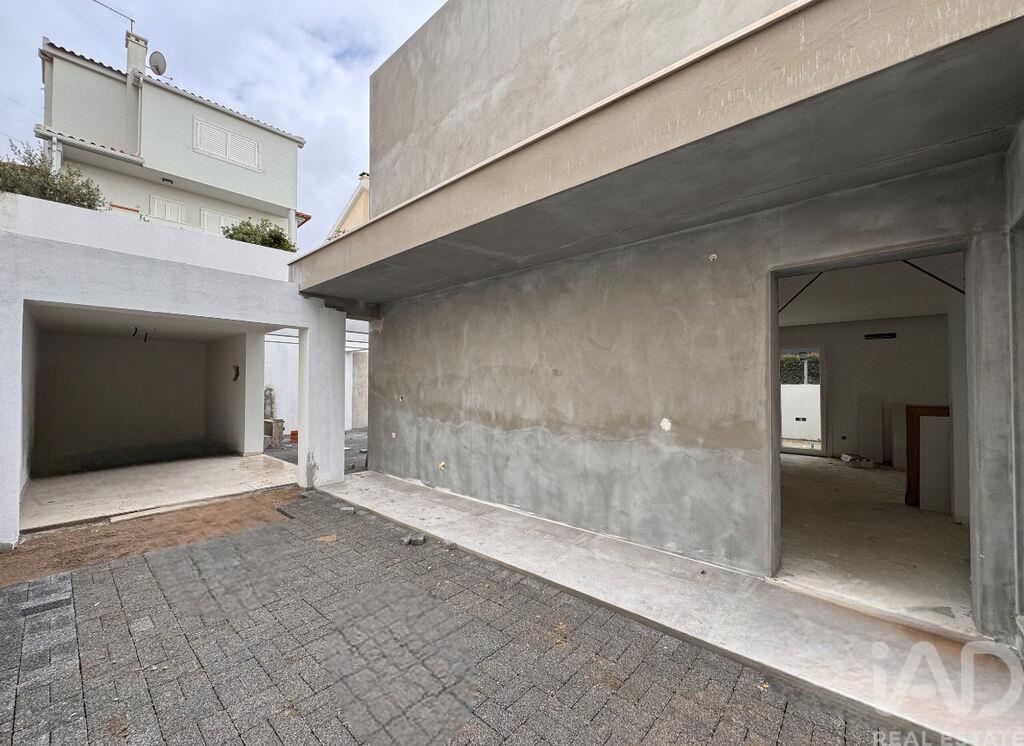 House in Corroios - Image 3