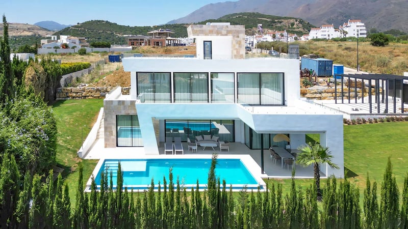 Villa in Estepona - view 1