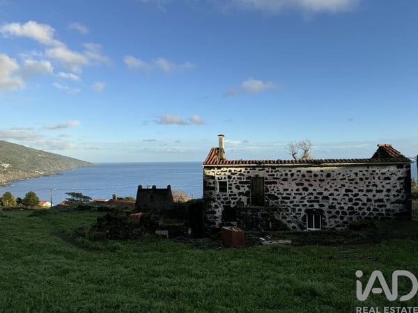 House in Ribeiras - view 1