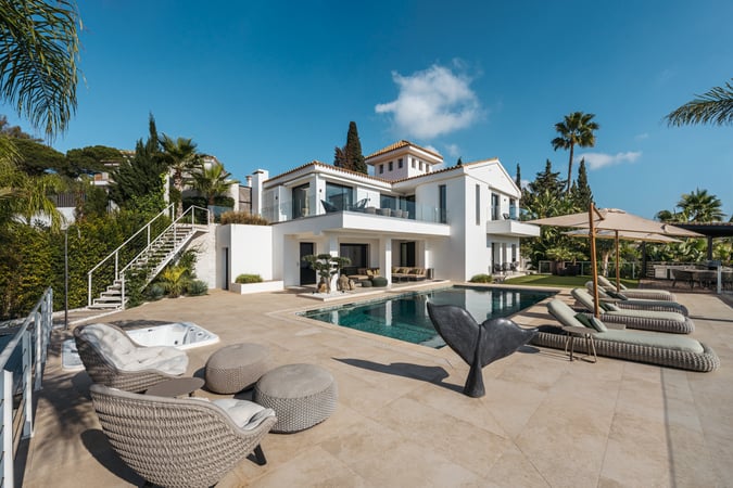 Villa in Artola - view 1