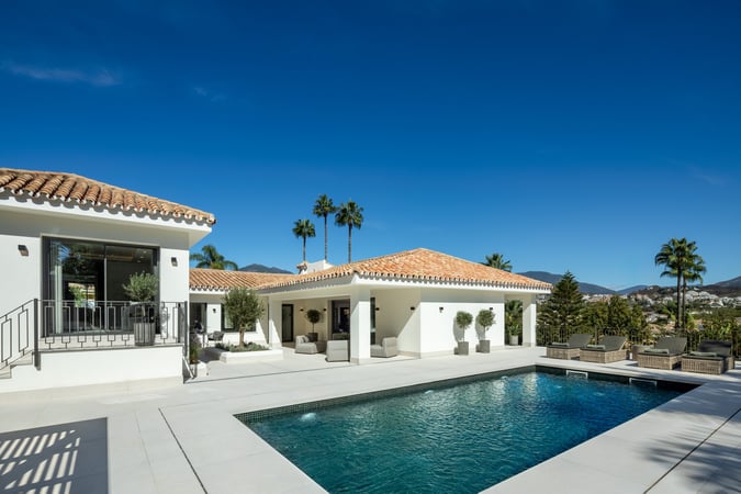 Villa in Nueva Andalucia - view 1