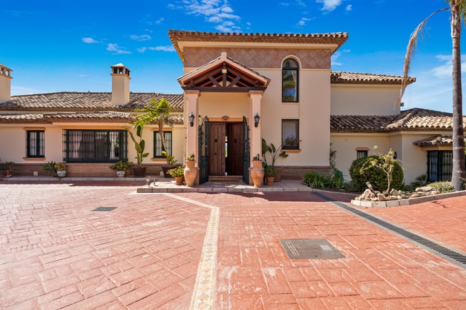 Villa in El Paraiso - view 1