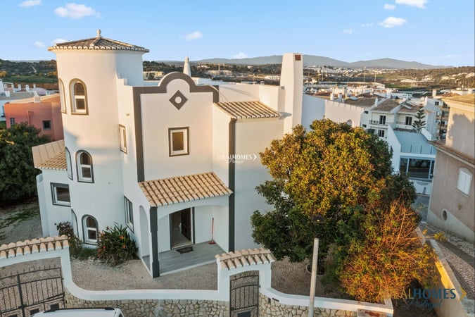 Villa in Lagos - view 1