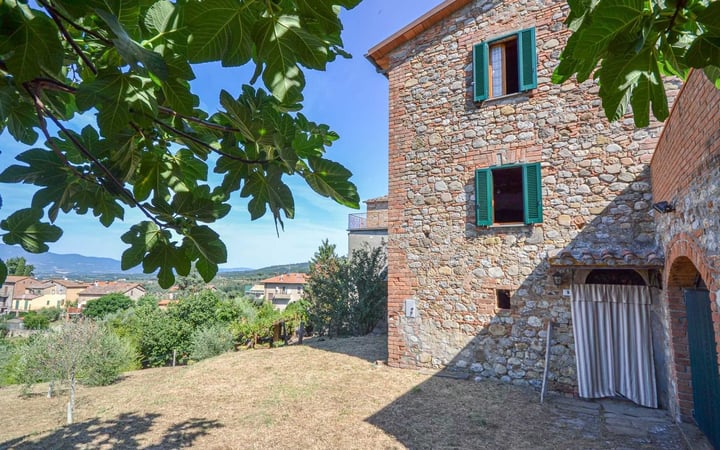 House in San Lorenzo Nuovo - view 1