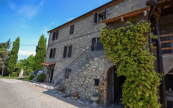 House in Allerona - view 1