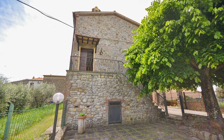 House in Maccantone - view 1