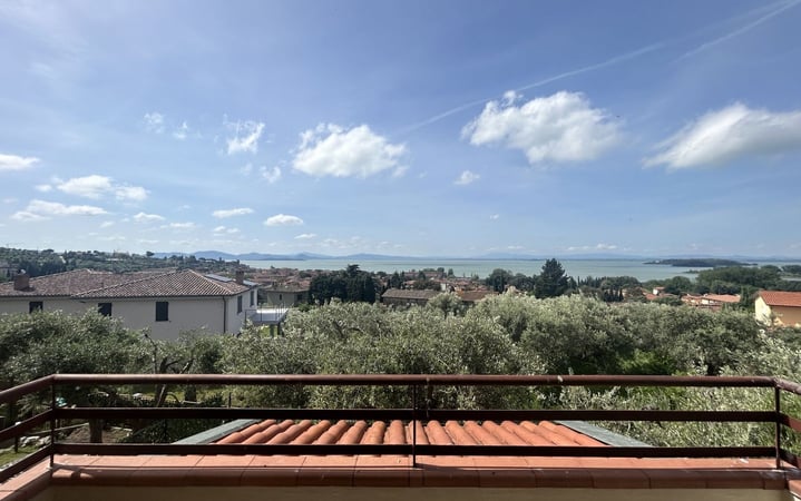 House in Passignano sul Trasimeno - view 1