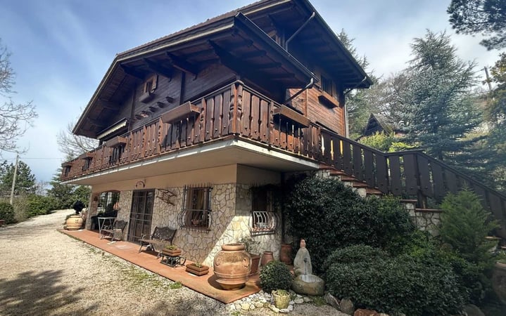 House in Passignano sul Trasimeno - view 1