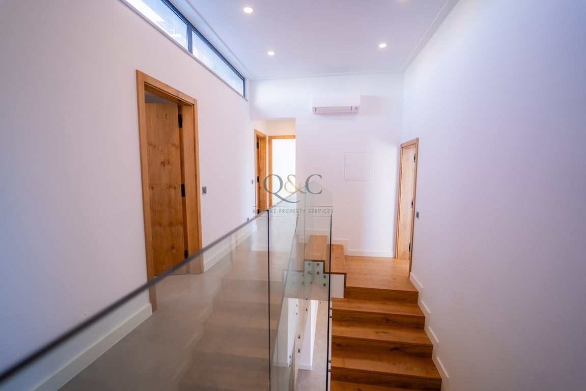 Villa in Quarteira - Image 4