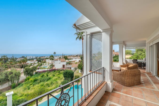 Villa in Elviria - view 1