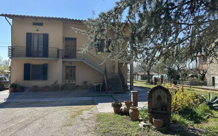 House in Borghetto - view 1