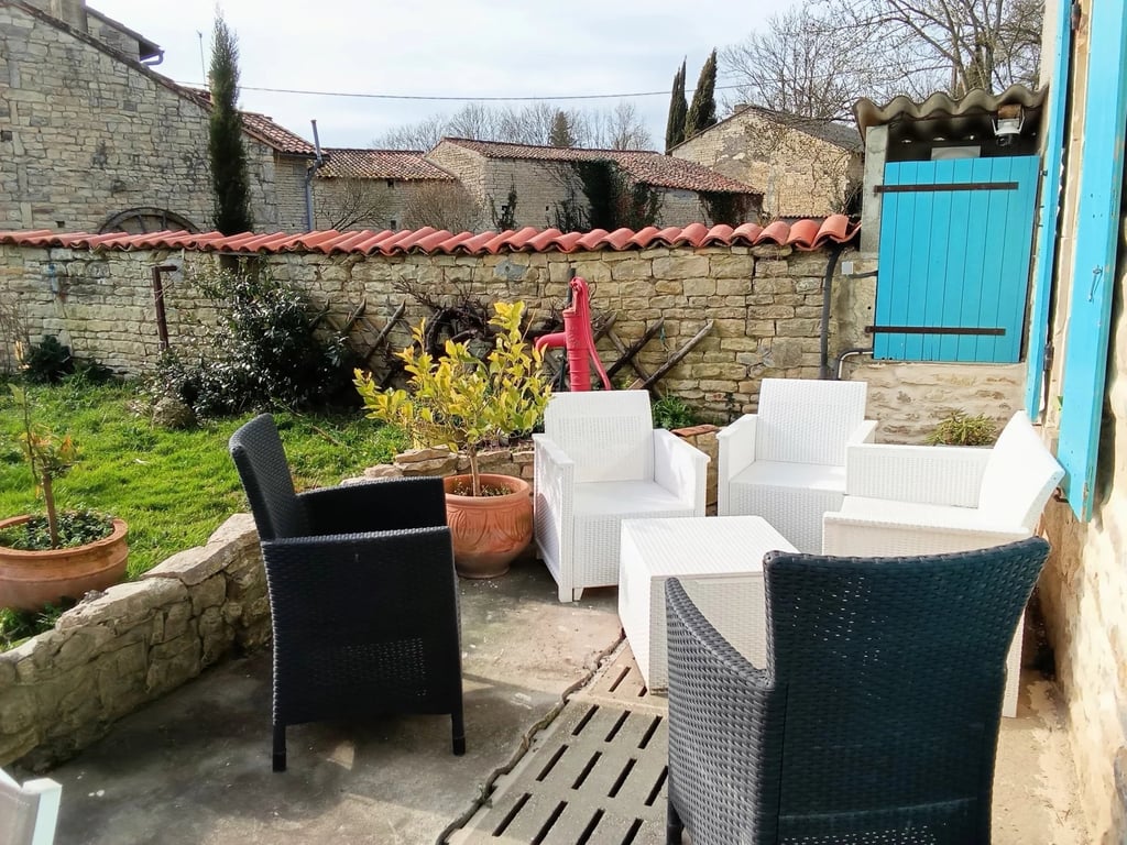 House in Brioux-sur-Boutonne - Image 2