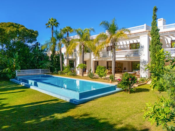 Villa in Estepona - view 1