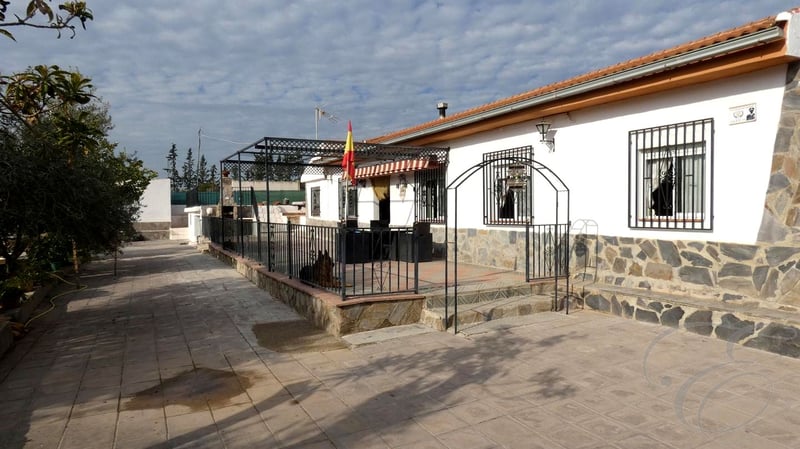 Villa in Moraleda de Zafayona - view 1
