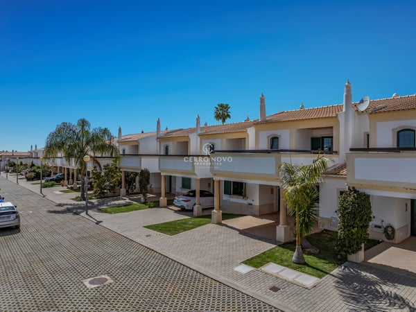 House in Ferreiras - view 1