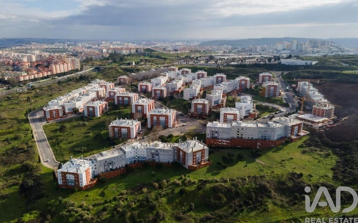 Apartment in Venteira - view 1