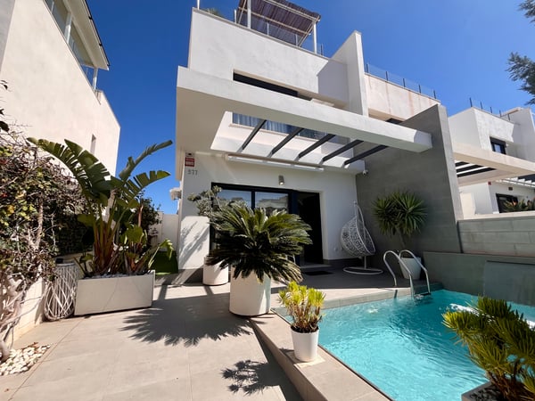 Villa in Villamartin - view 1