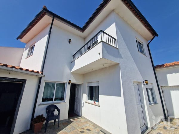 House in Santa Marta de Portuzelo - view 1