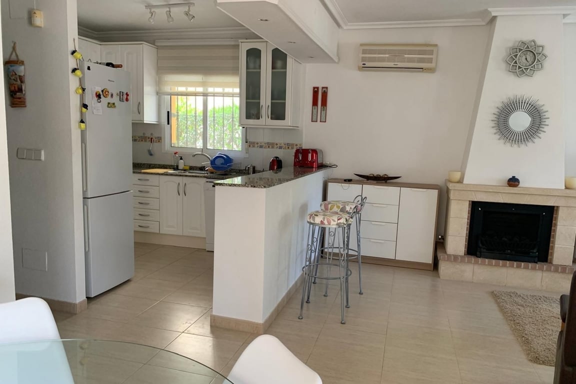 House in Urbanizacion El Raso - Image 4