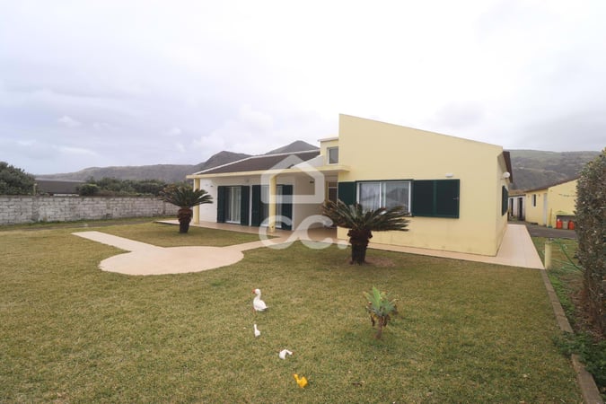 Villa in Mosteiros - view 1