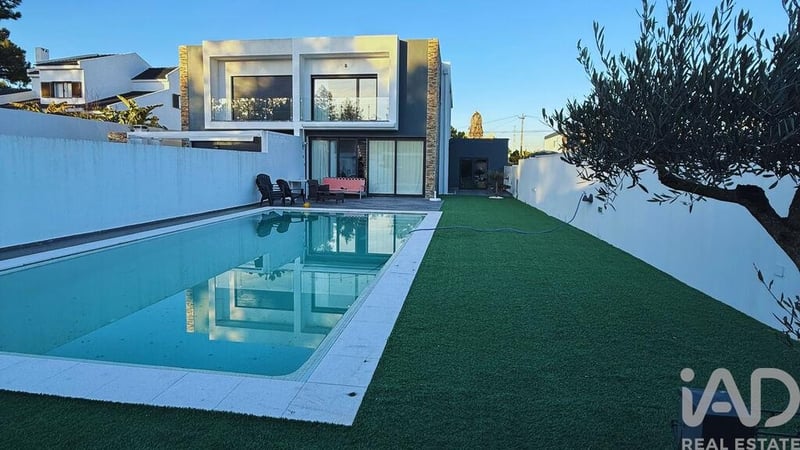 House in Corroios - view 1