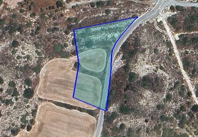 House in Kato Pyrgos - view 1