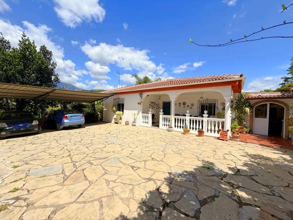 Villa in Estepona - view 1