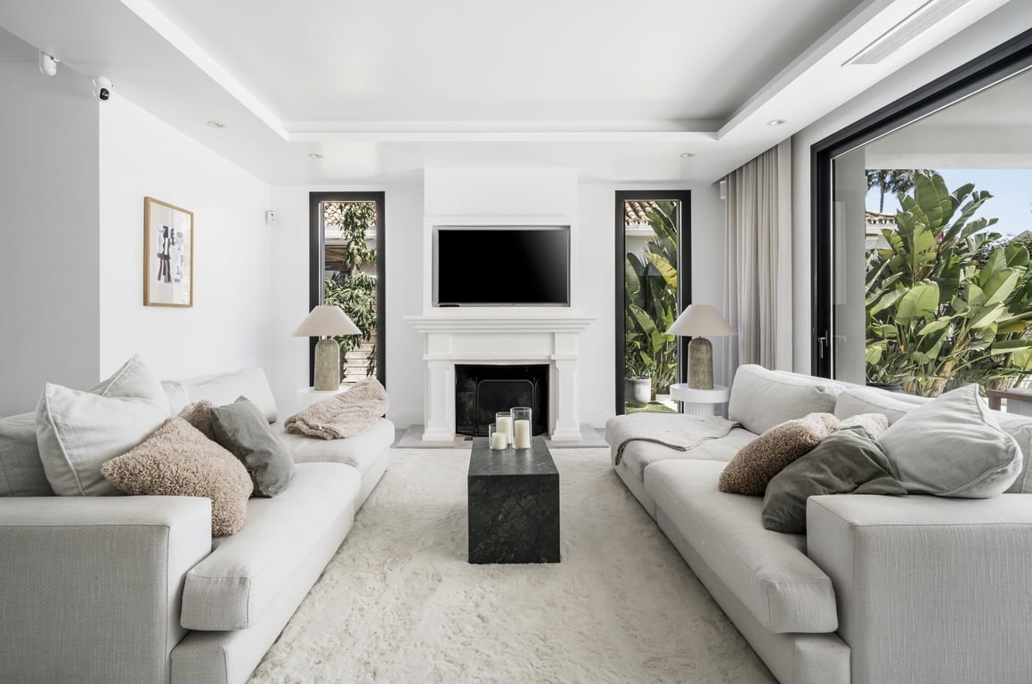 Villa in Nueva Andalucia - Image 2