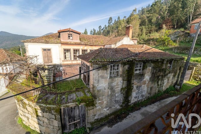 House in Santa Cruz da Trapa - view 1