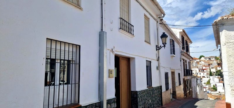 House in Colmenar de la Sierra - view 1