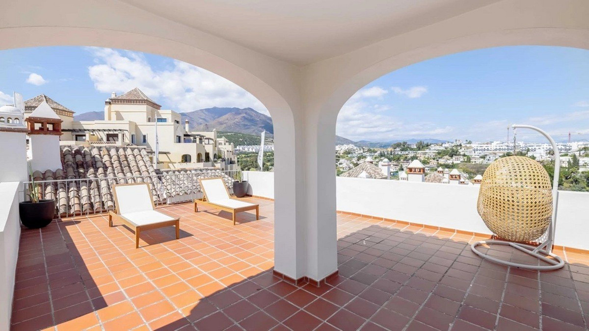 House in Estepona - Image 3