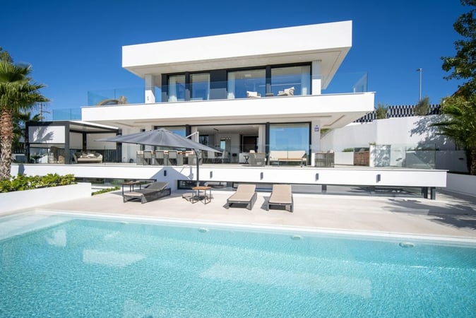 Villa in Nueva Andalucia - view 1