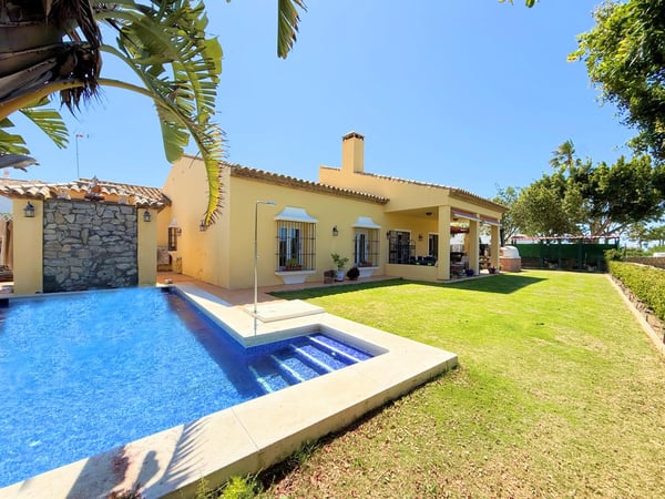 Villa in La Duquesa - view 1