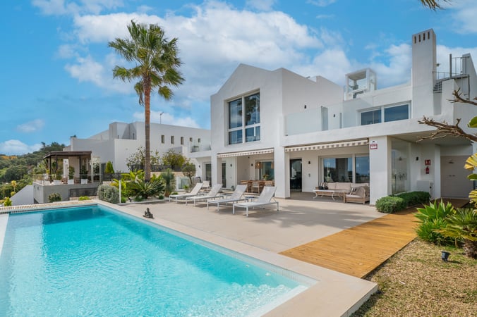 Villa in Artola - view 1