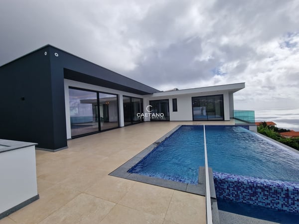 Villa in Estreito da Calheta - view 1