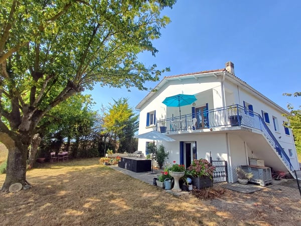 House in Saint-Fort-sur-Gironde - view 1
