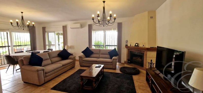 Villa in La Vinuela - view 1