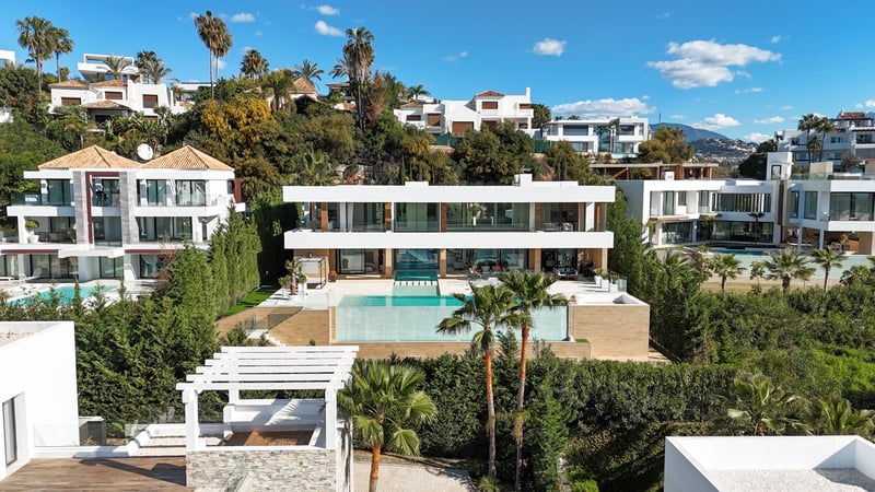 Villa in El Paraiso - view 1